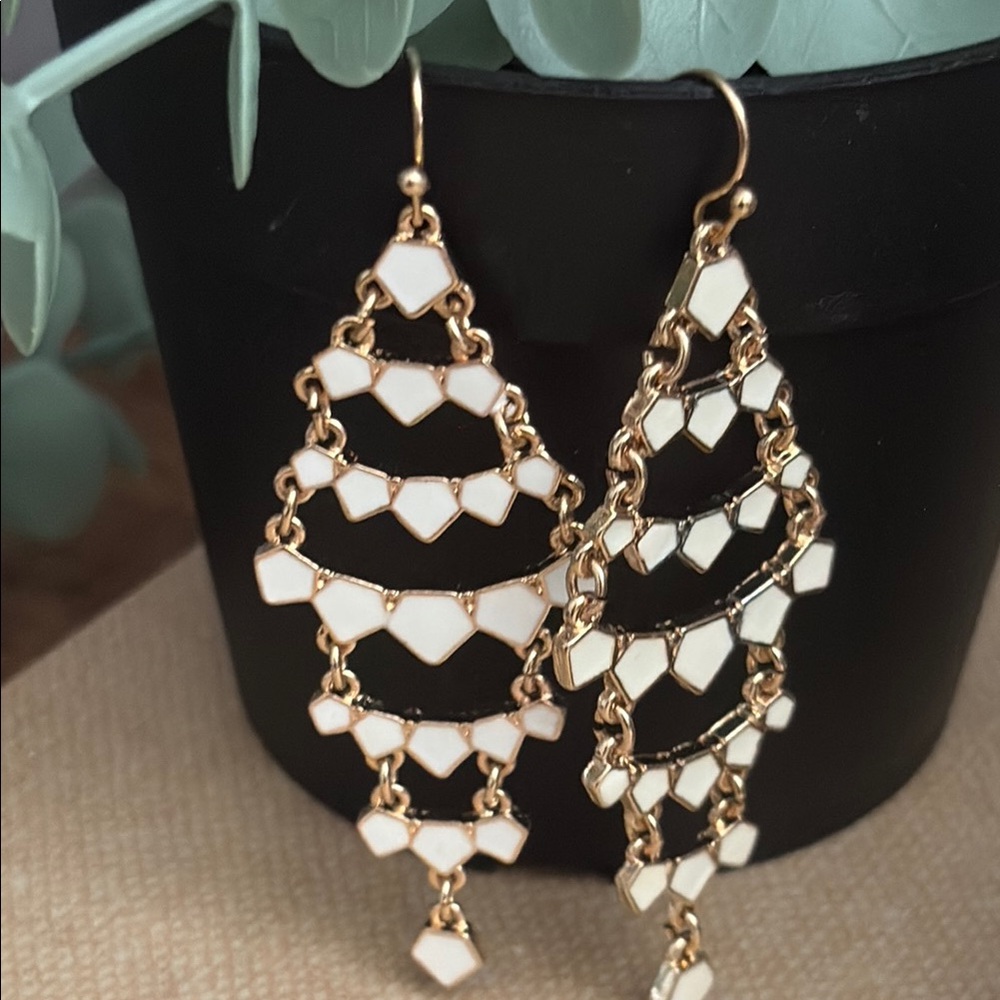 Avon White Geometric Chandelier Earrings Gold Tone Chain Link Statement 53 - Picture 5 of 11